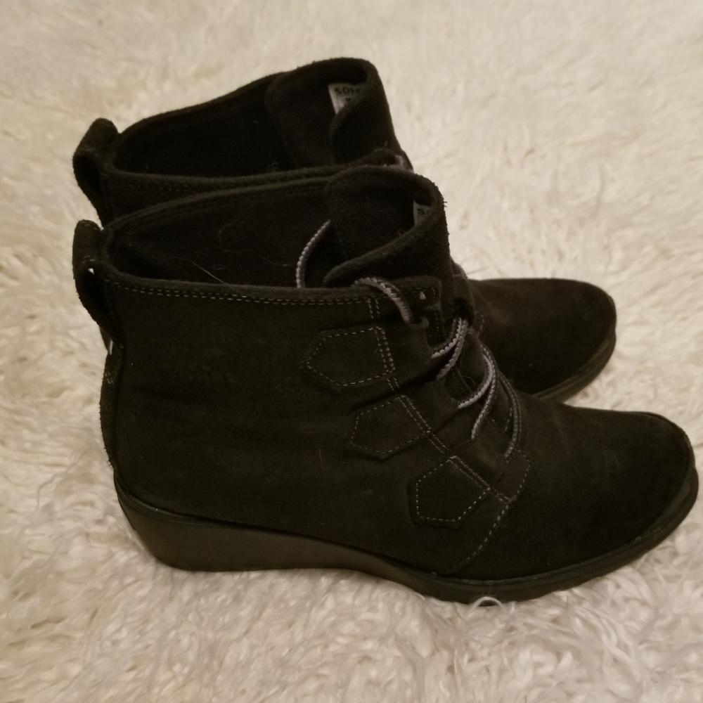 Sorel Women's black short boots. Left is 8.5, Right is 8